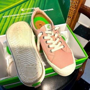 Pale pink sneakers, very good condition ..just don’t fit my feet.